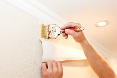 Pose de papier peint à Vains — revêtements muraux et toiles de verre
